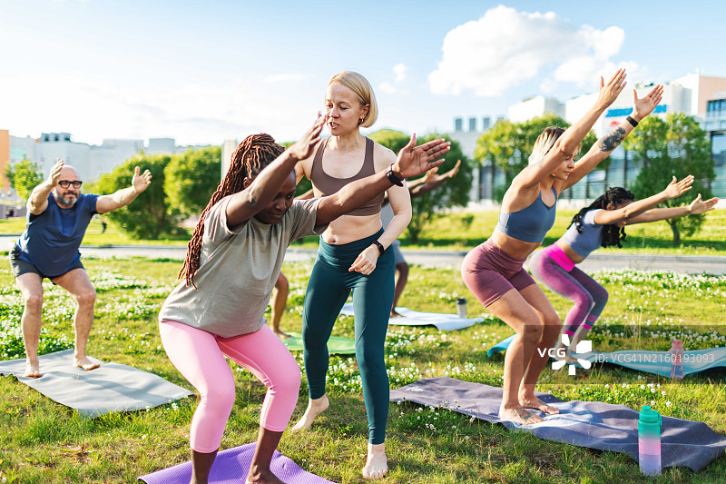 户外瑜伽课图片素材