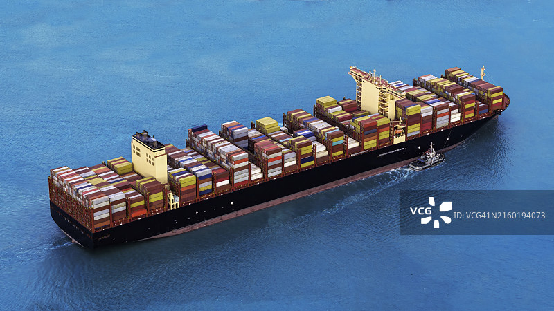 海上进出口业务和物流集装箱船航拍视角图片素材