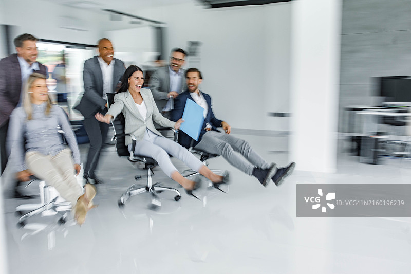 办公室椅子比赛，动态模糊图片素材