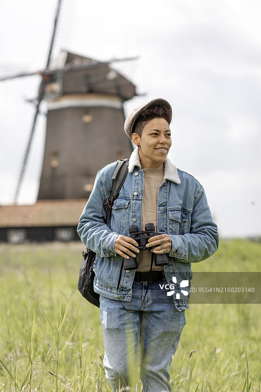 在荷兰进行可持续旅行的年轻黑人女性图片素材
