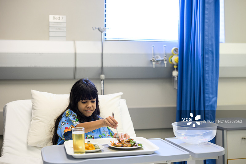 在医院用餐的年轻穆斯林女孩图片素材