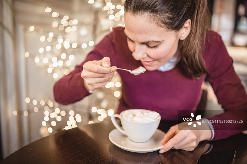 在舒适的咖啡馆里享受热巧克力图片素材