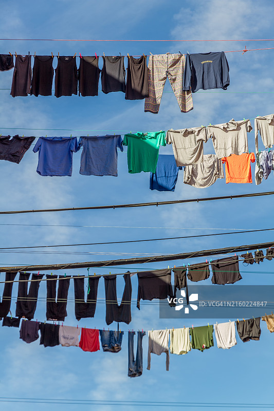 在街上晾衣服图片素材
