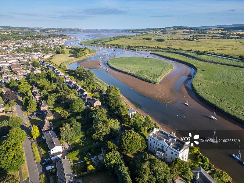 埃克塞河和托普瑟姆的景色，眺望夏日阳光下的埃克斯茅斯河口图片素材