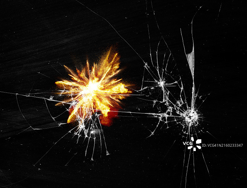 笔记本电脑屏幕内部爆炸玻璃破碎图片素材