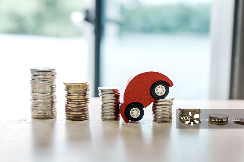 汽车销量下滑，燃油车销量下降，电动汽车销量下降图片素材