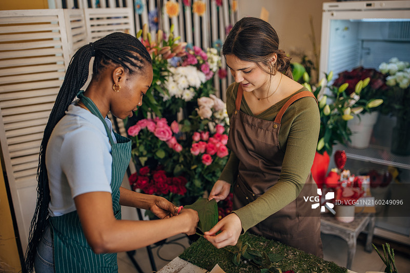 两位花艺师与鲜花图片素材