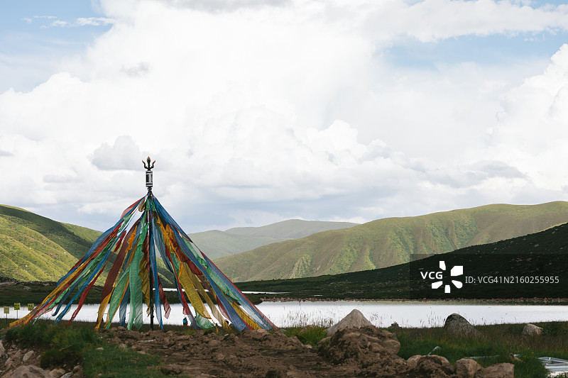 山谷中的湖泊图片素材