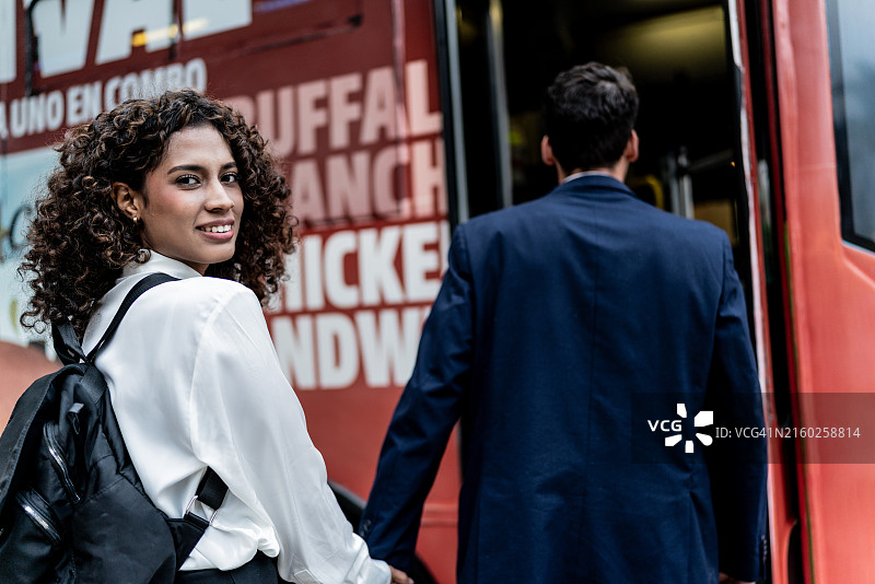 和男友一起乘坐公交车的年轻女商人画像图片素材