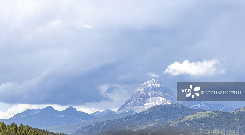 掠过雪山的暴风云图片素材