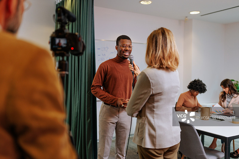商人接受电视摄制组的采访图片素材