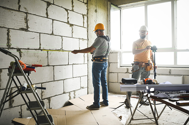 工人在公寓里进行维修图片素材