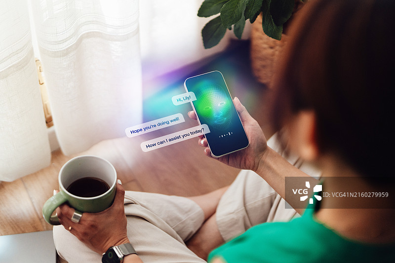 年轻女子在智能手机上与AI虚拟助手交谈的肩上视角图片素材
