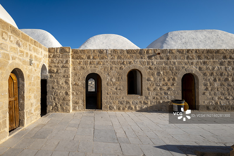 先知穆萨清真寺学者房间的黄色石墙、拱形门窗和屋顶美景图片素材