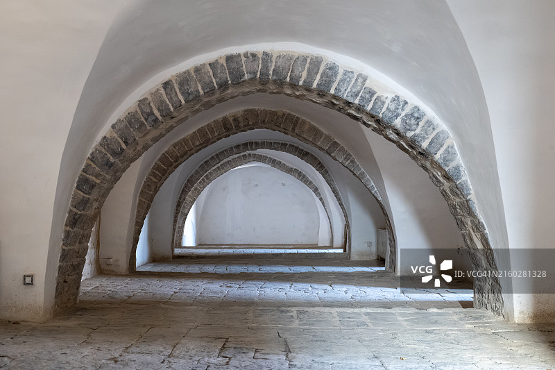 空旷的房间与半圆形拱门和白色墙壁：位于耶路撒冷附近巴勒斯坦的穆斯林圣殿图片素材