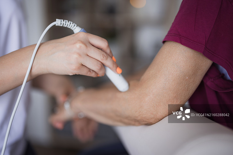 女人接受冲击波治疗特写图片素材