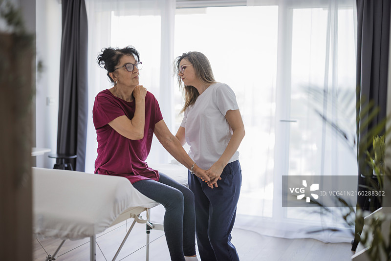 女人因颈椎疼痛向骨科医生抱怨图片素材