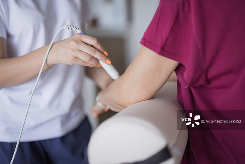 女人接受冲击波治疗特写图片素材