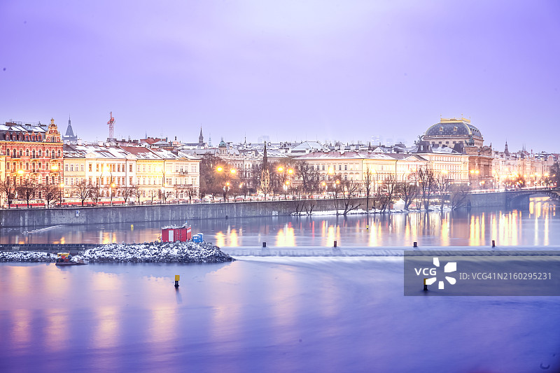 从布拉格查理大桥看到的景色图片素材