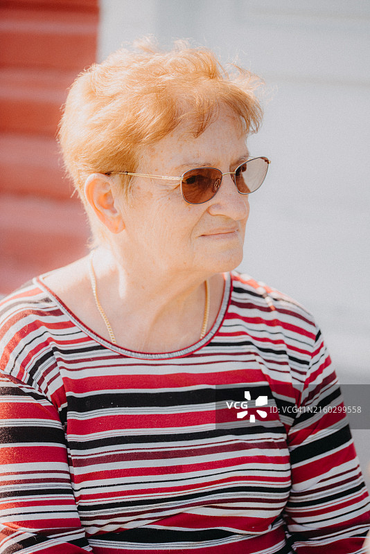 戴着太阳镜的老年妇女图片素材