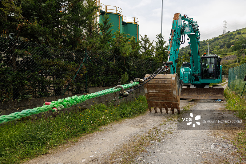 重型机械作业：挖掘机协助船舶打捞图片素材