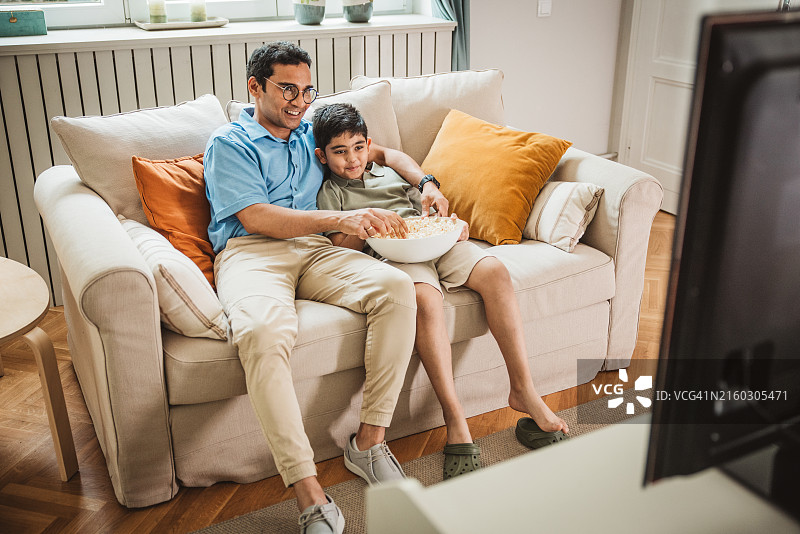 父子在家的一天图片素材