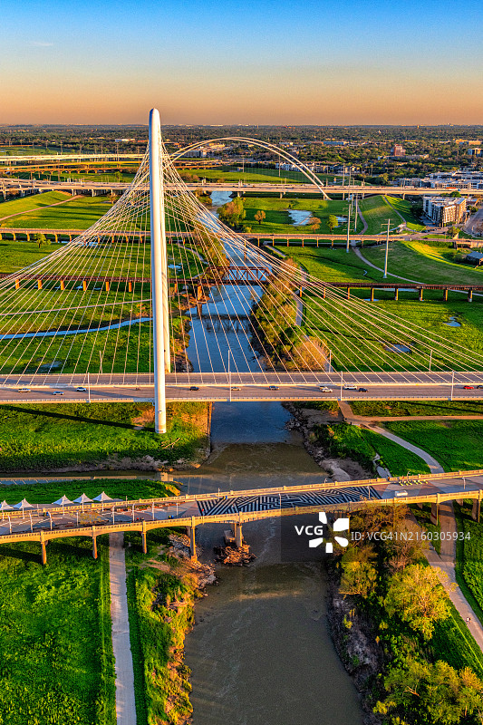 特里尼蒂河上的桥梁图片素材