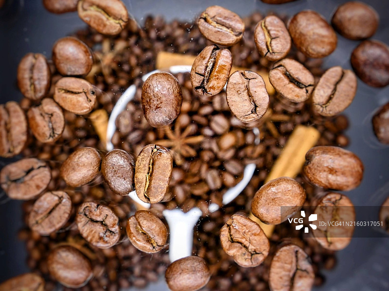 桌上的烤咖啡豆特写图片素材