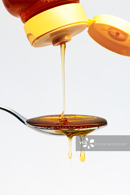 勺中倾倒液体的特写，美国康涅狄格州图片素材