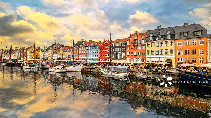 哥本哈根老城新港的彩色传统房屋（日落时分）图片素材