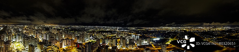 夜晚灯火通明的建筑物高角度视图图片素材