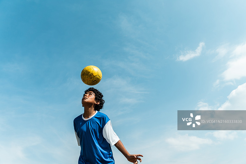 儿童在足球场上玩球图片素材