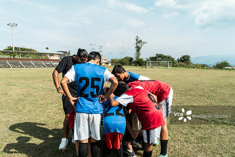 足球教练在足球场上与球员交谈图片素材