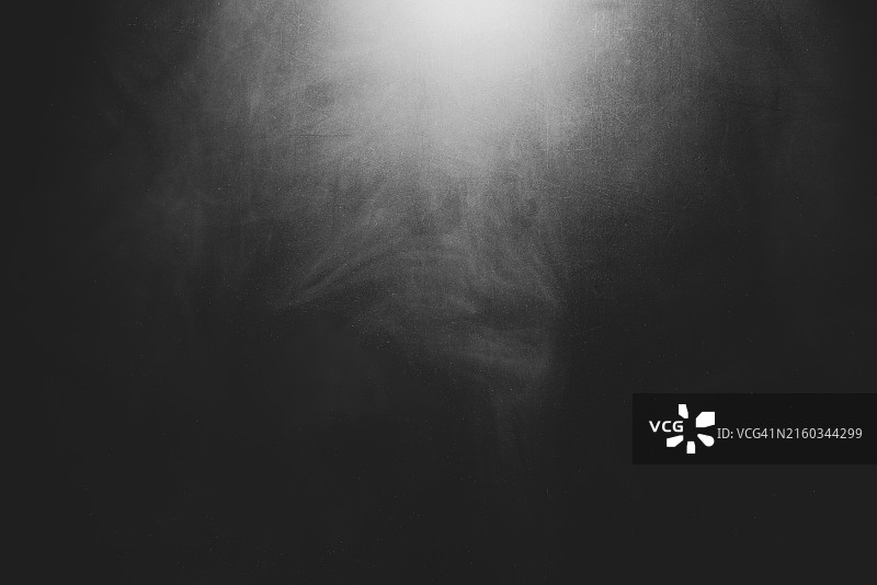 黑色背景上的聚光灯和烟雾图片素材