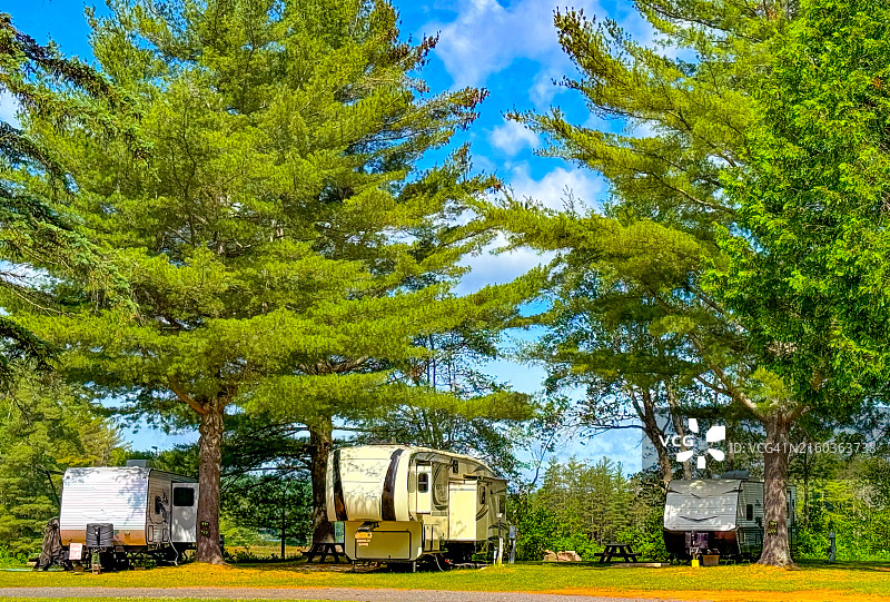 树下的旅行拖车：长湖图片素材