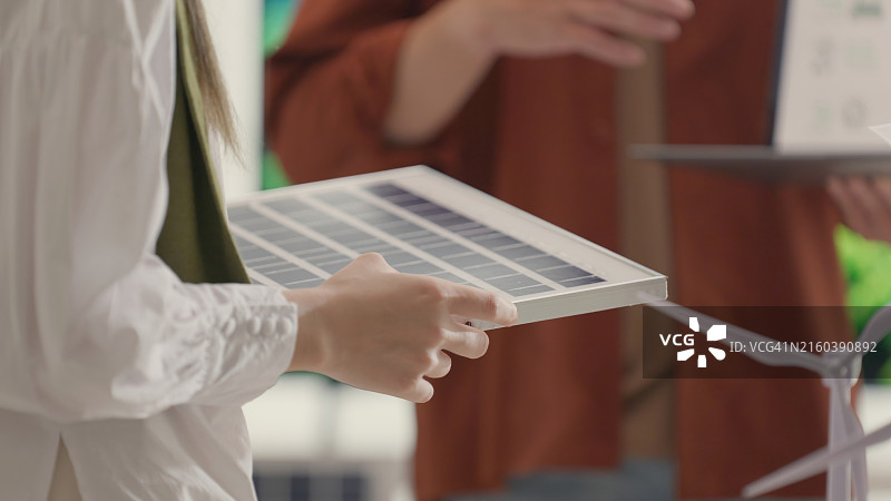 绿色科技商业讨论中的太阳能电池板细节图片素材