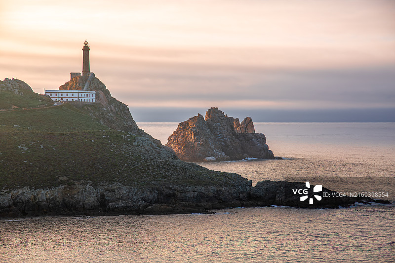 西班牙加利西亚维拉诺角灯塔日落图片素材