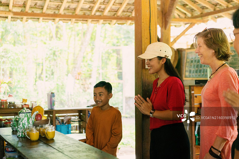 在民宿厨房享用清凉饮品的一群旅客图片素材