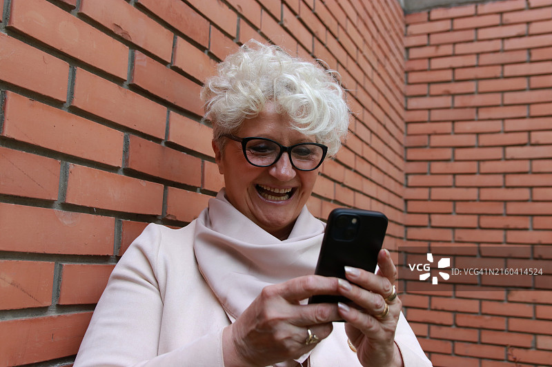 使用智能手机的年长女性图片素材