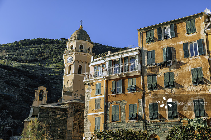 五渔村韦尔纳扎圣玛格丽塔迪安提阿教堂的钟楼，意大利图片素材