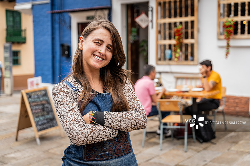 人行道咖啡馆的女服务员肖像图片素材