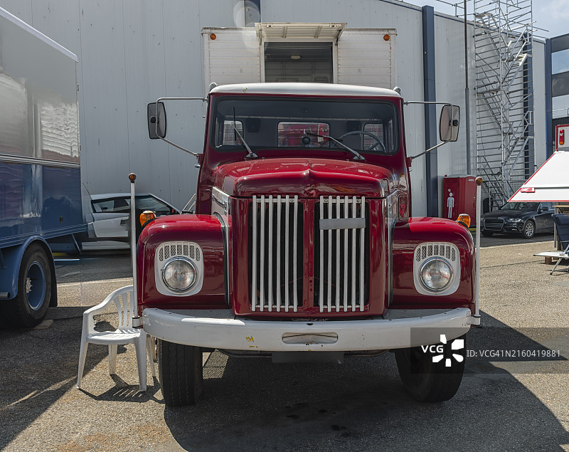 停放在工厂的斯堪尼亚红色卡车正面图图片素材