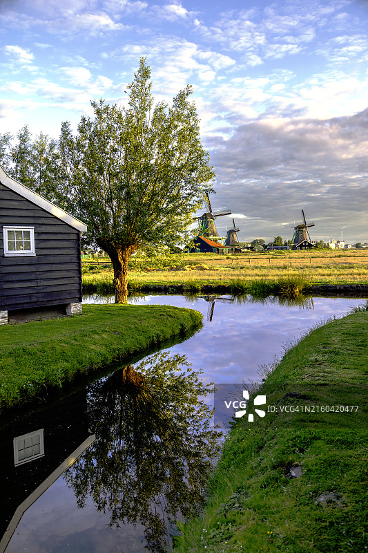 赞斯堡风车村的宁静清晨图片素材