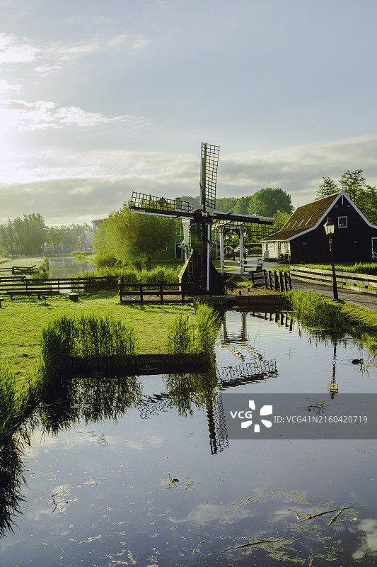 赞斯堡风车村的宁静清晨图片素材