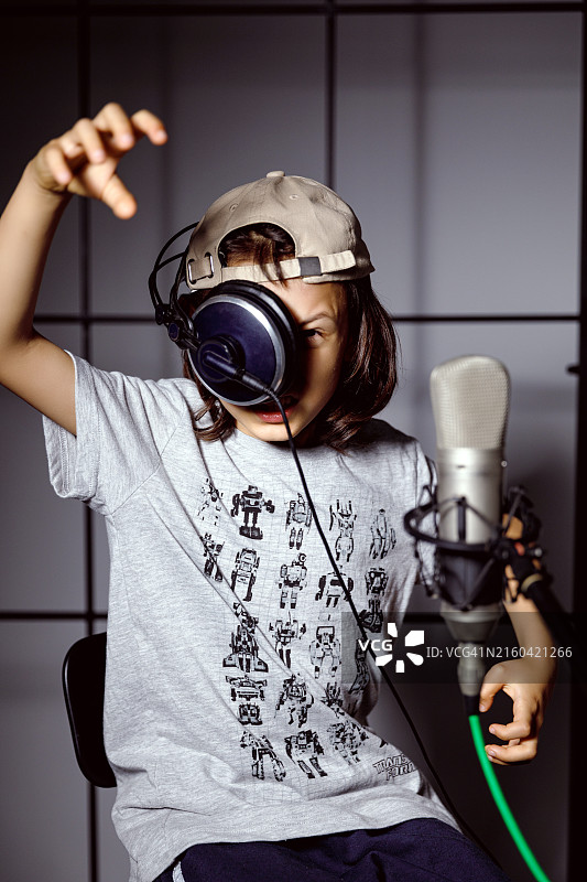 小男孩在家录制播客图片素材