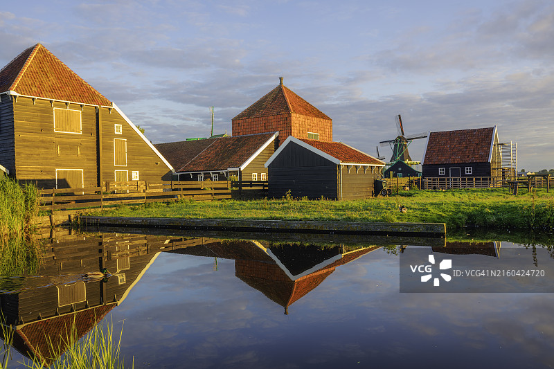 荷兰赞瑟斯汉斯村日出时的木制传统房屋和荷兰风车图片素材