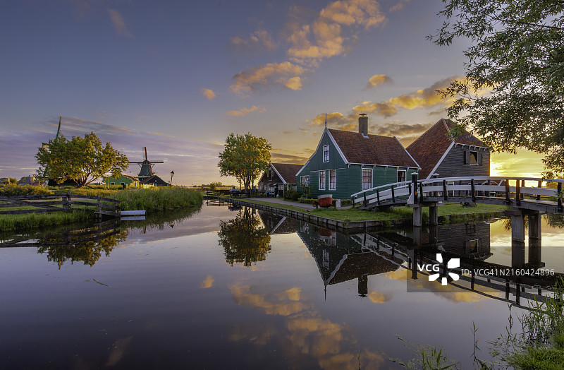 荷兰赞瑟斯汉斯村日出时的木制传统房屋和荷兰风车图片素材