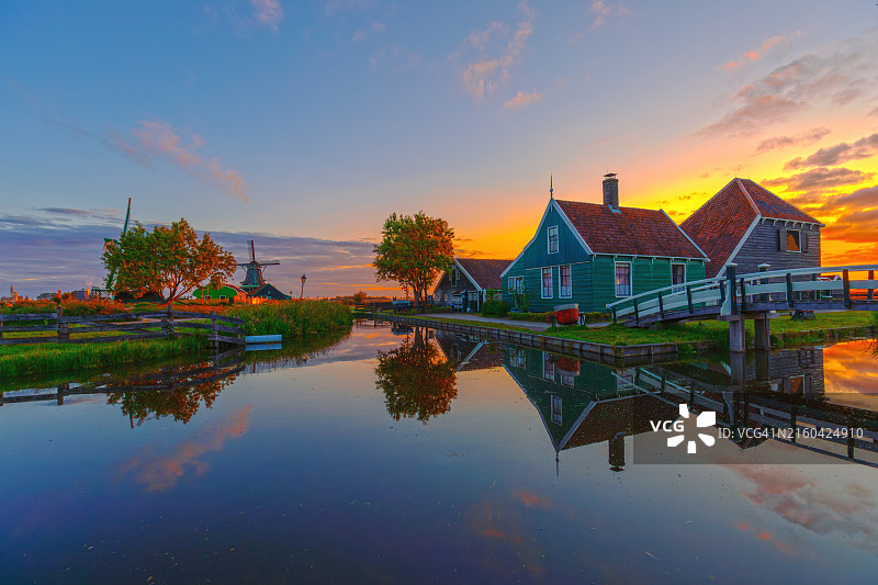 荷兰赞斯堡的传统木屋与风车图片素材