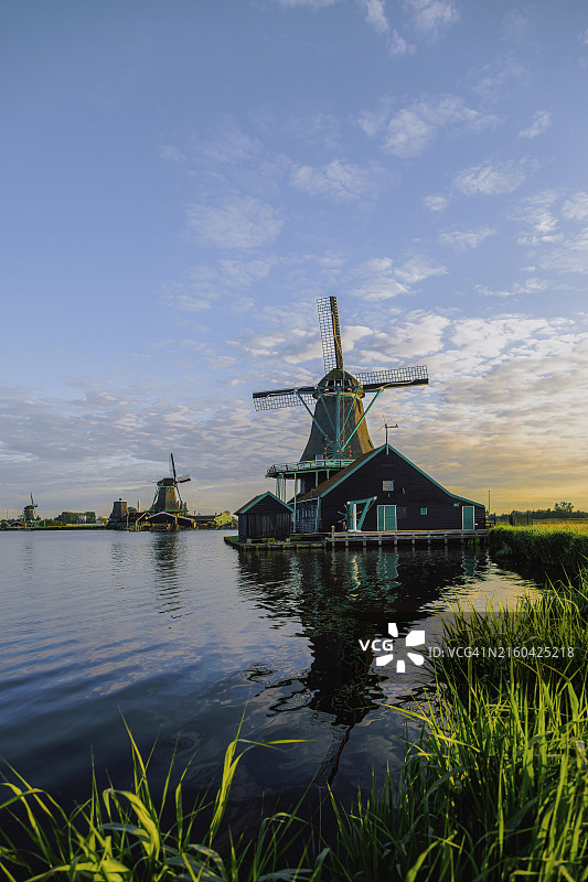 赞斯堡风车村的宁静清晨图片素材