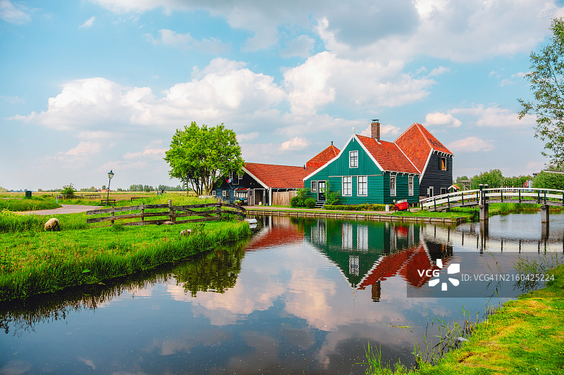 荷兰赞斯堡的传统木屋与风车图片素材